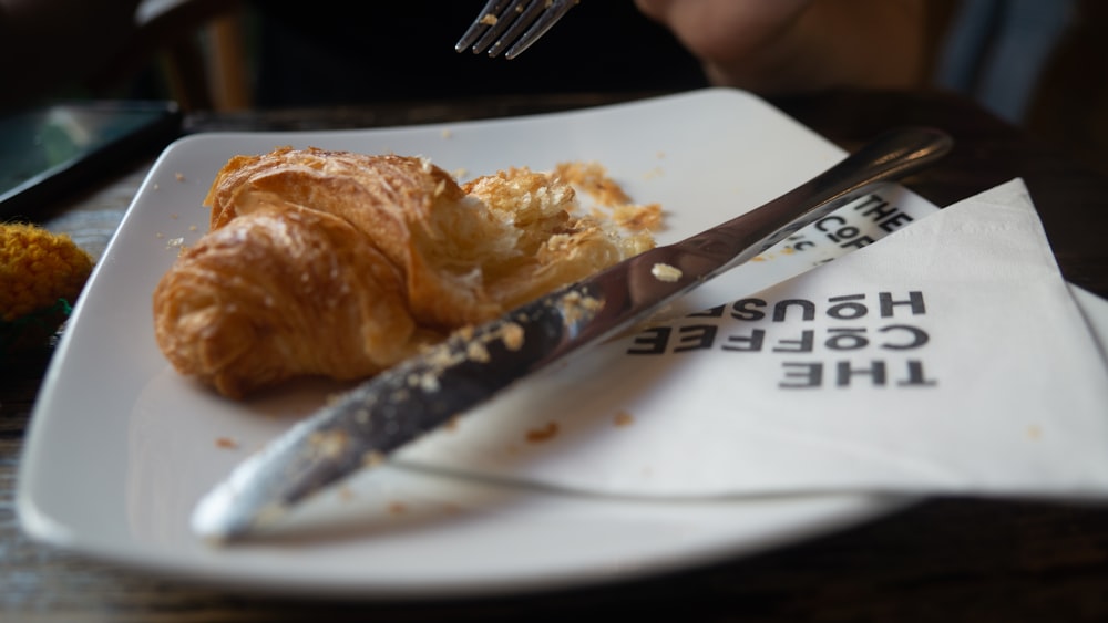 baked bread and bread knife on plate