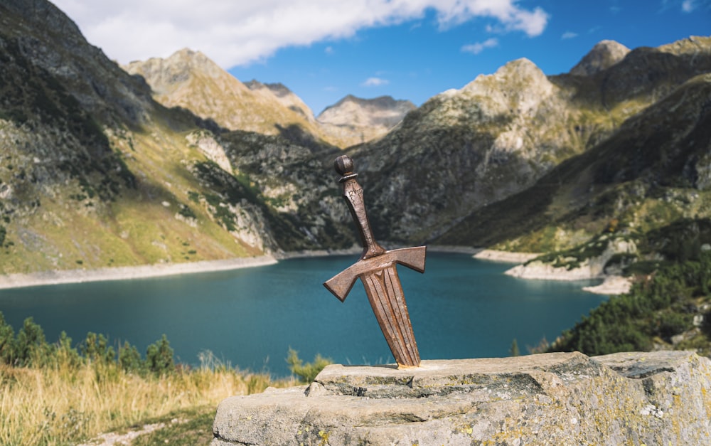 río rodeado de cadenas montañosas