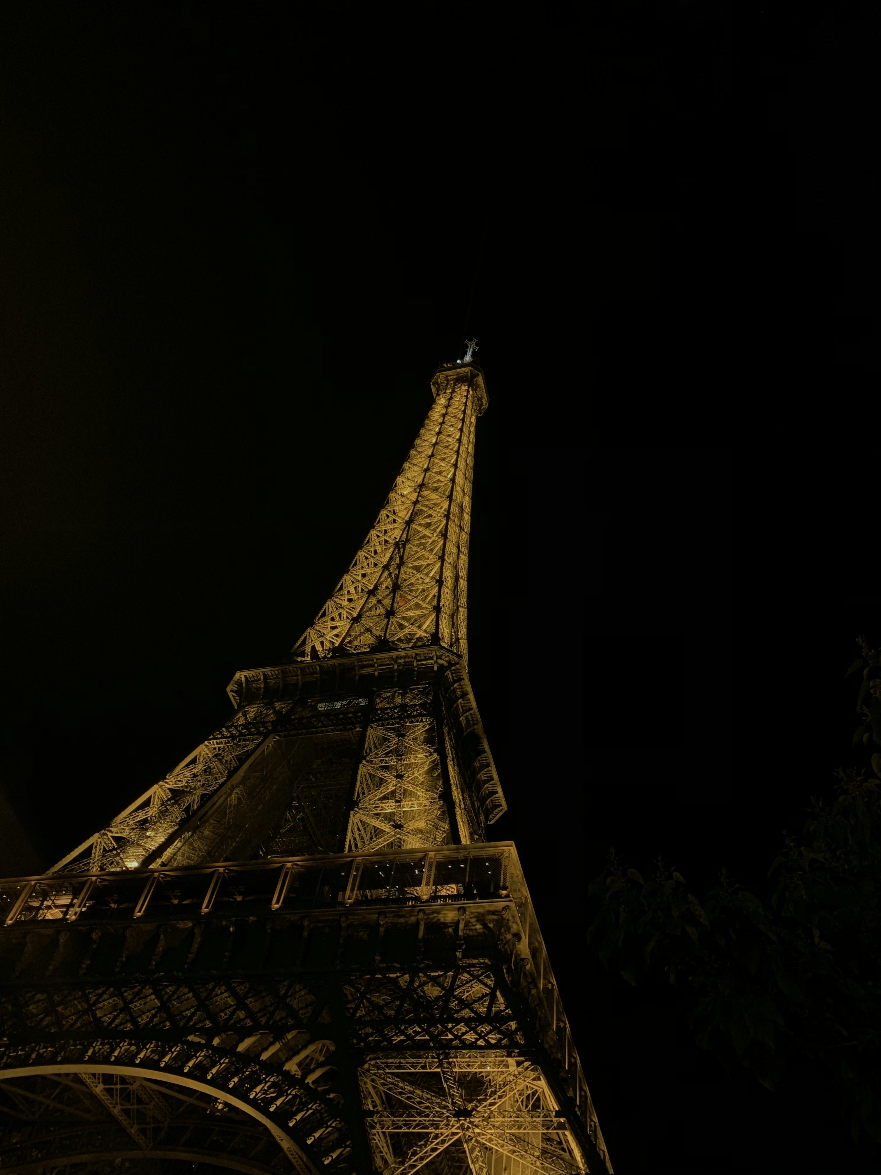 Paris à noite, com a Torre Eiffel iluminada
