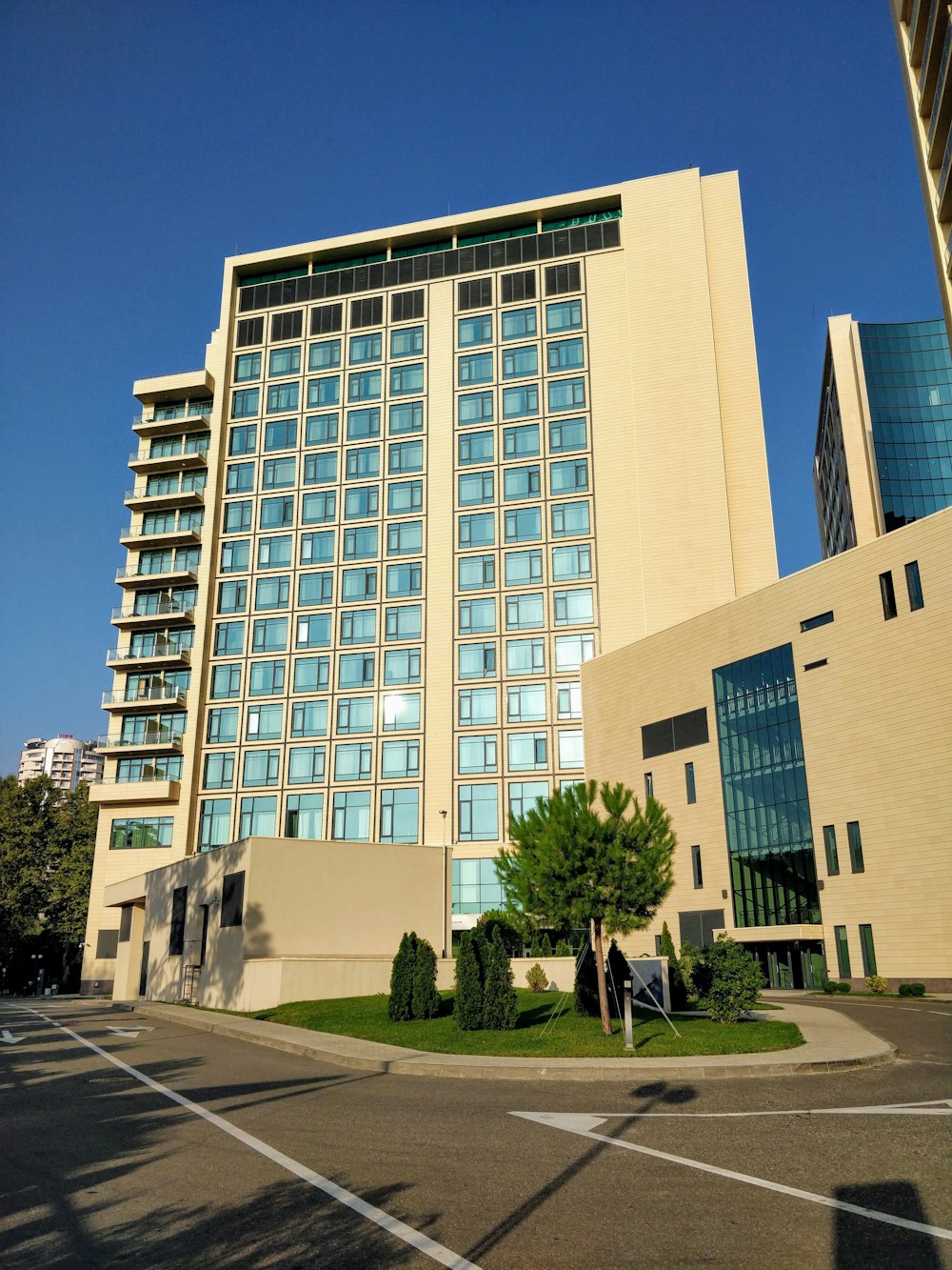 edifício de arranha-céus sob o céu azul