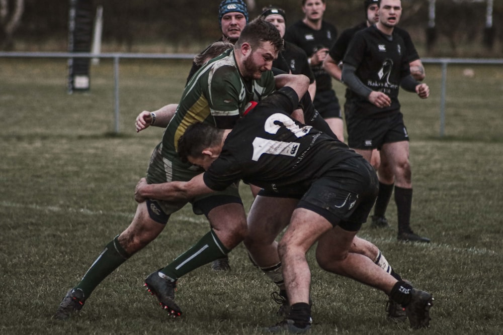 hommes jouant au football