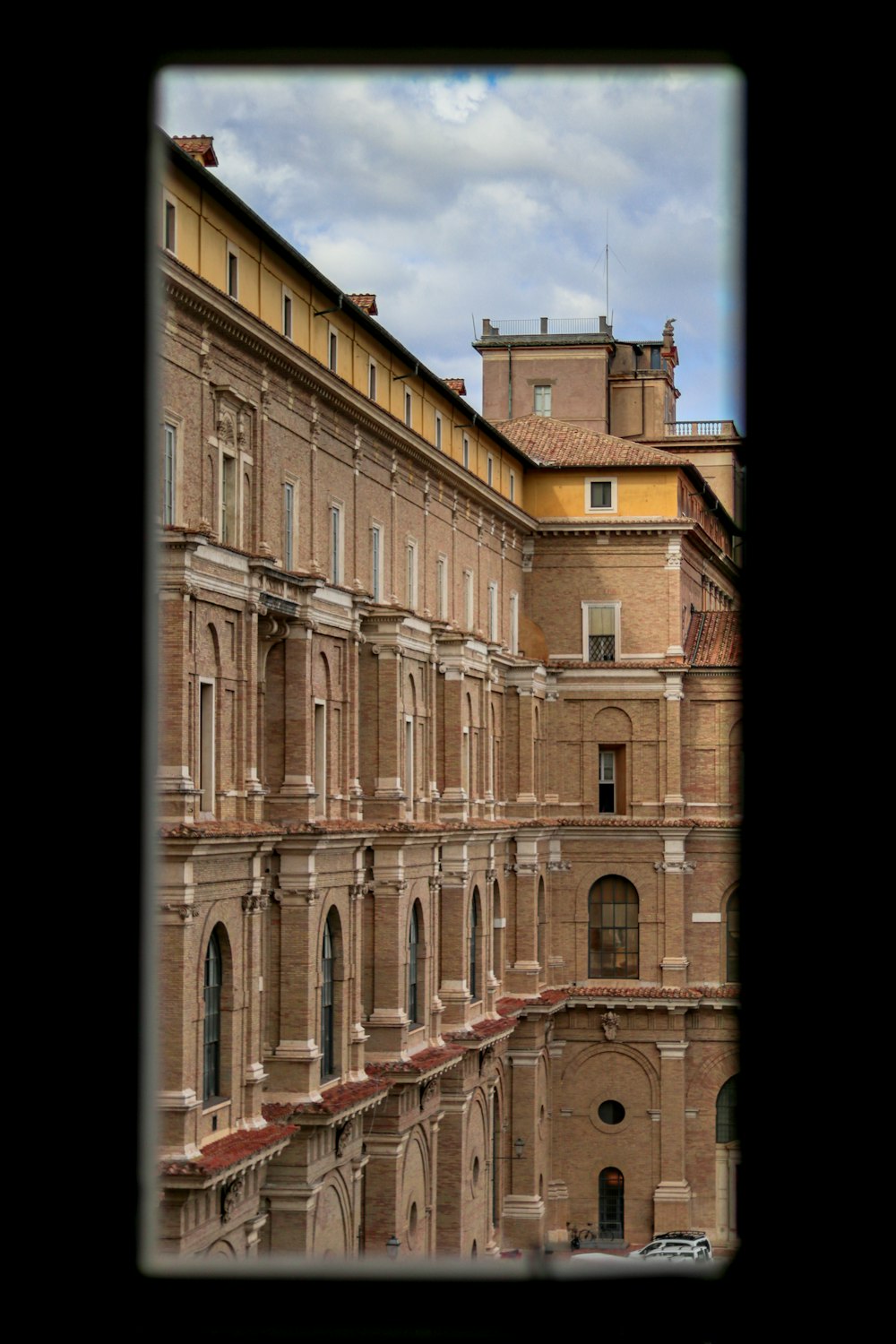 Edificio de hormigón marrón