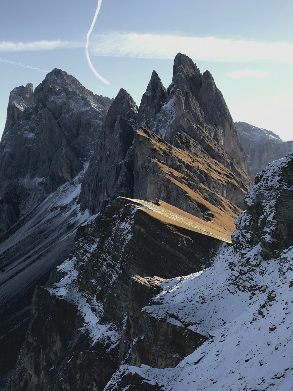 Montagna rocciosa grigia durante il giorno