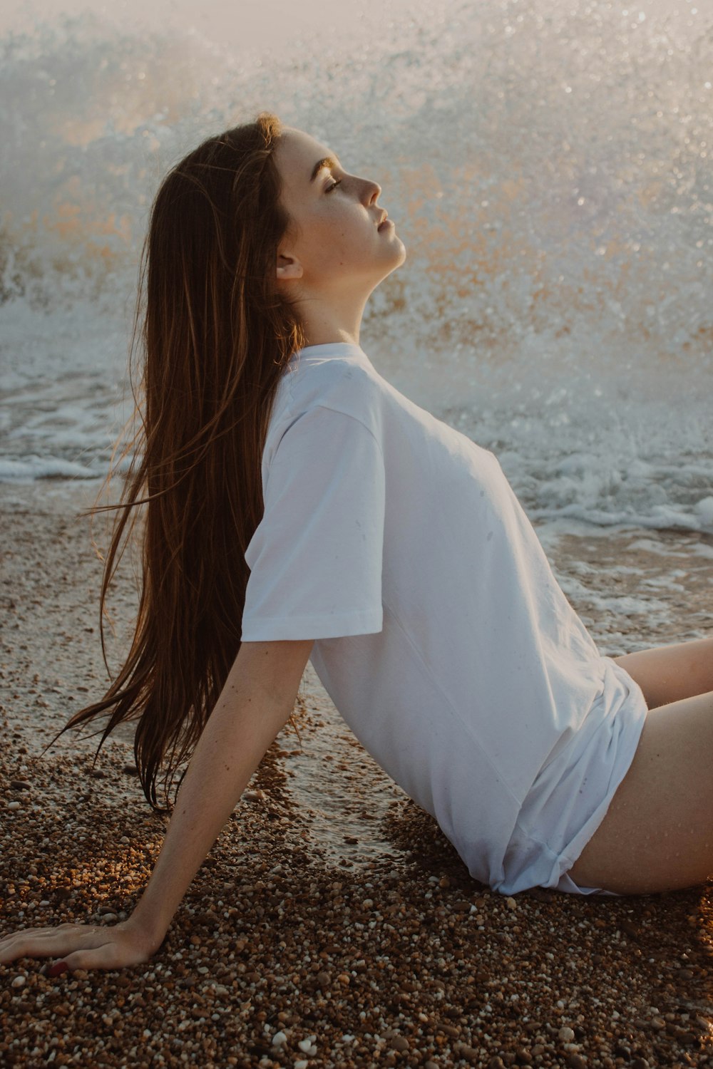 femme portant un t-shirt blanc à col rond