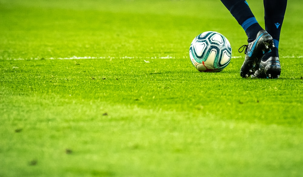 hombre jugando al fútbol en el campo