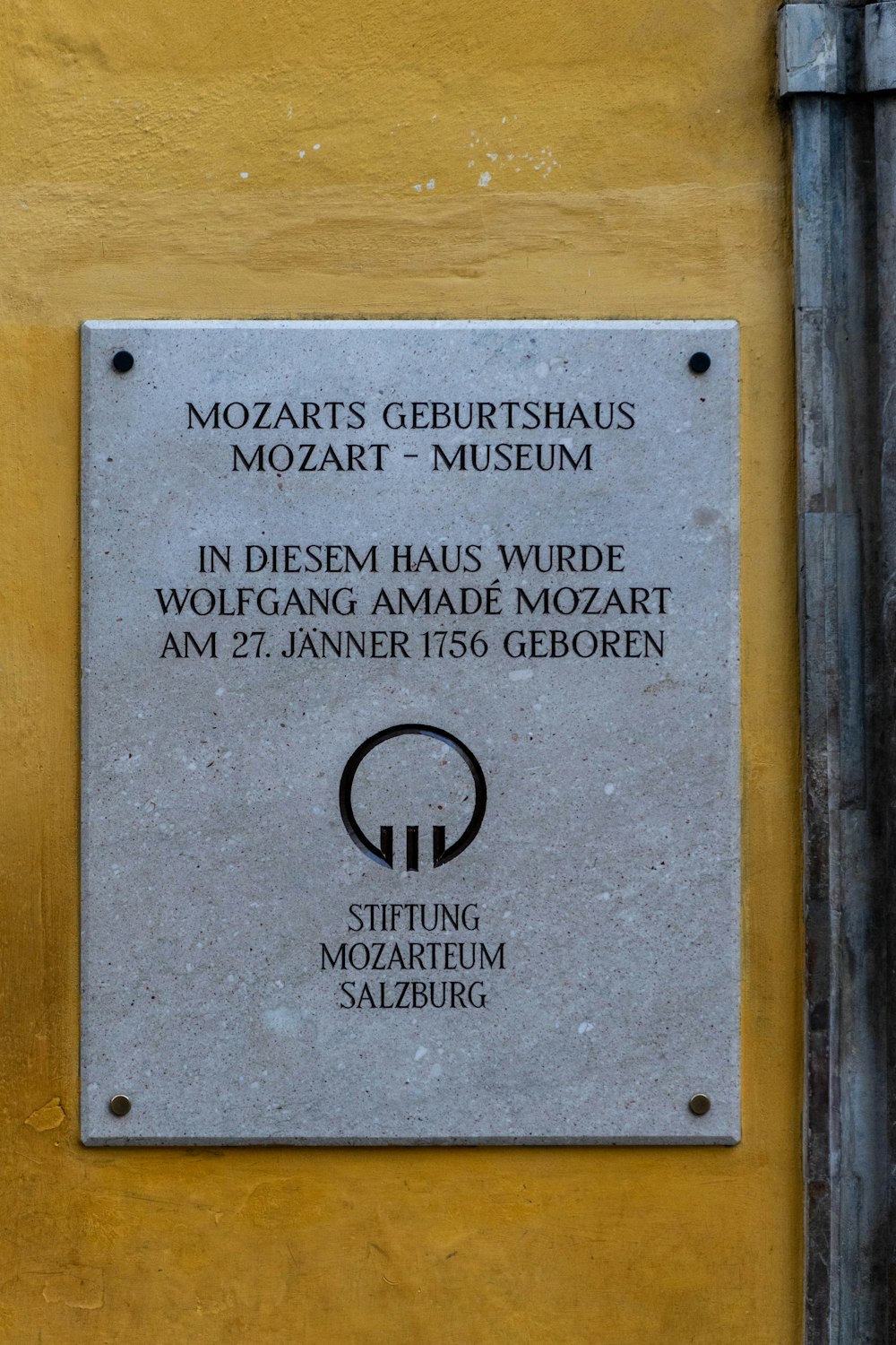 Mozarts Geburtshaus-Beschilderung