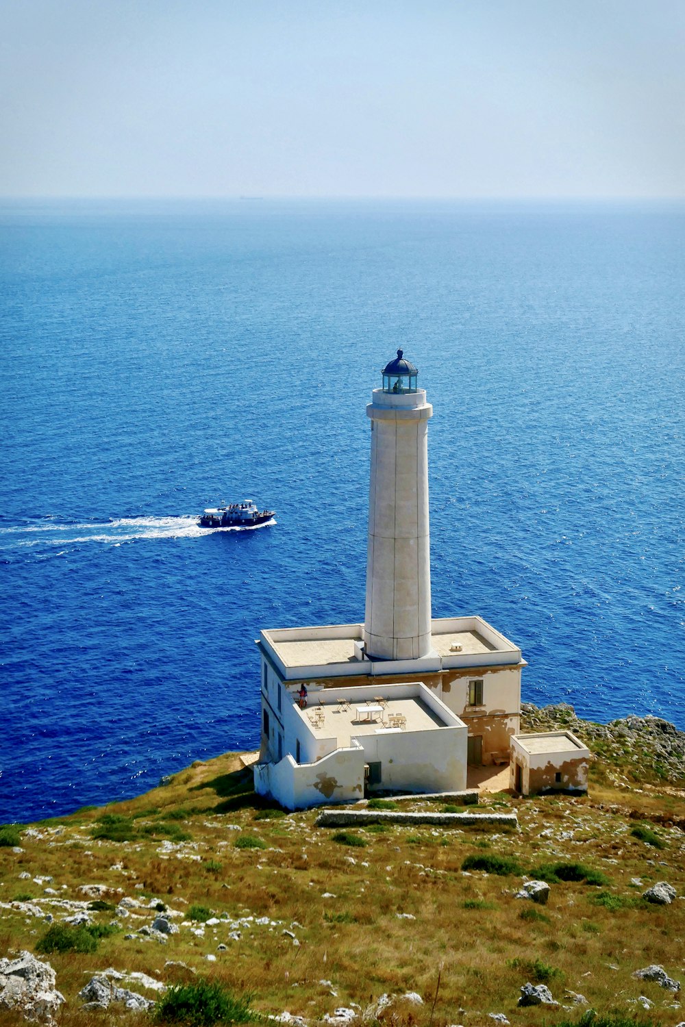 海の正面の白い灯台
