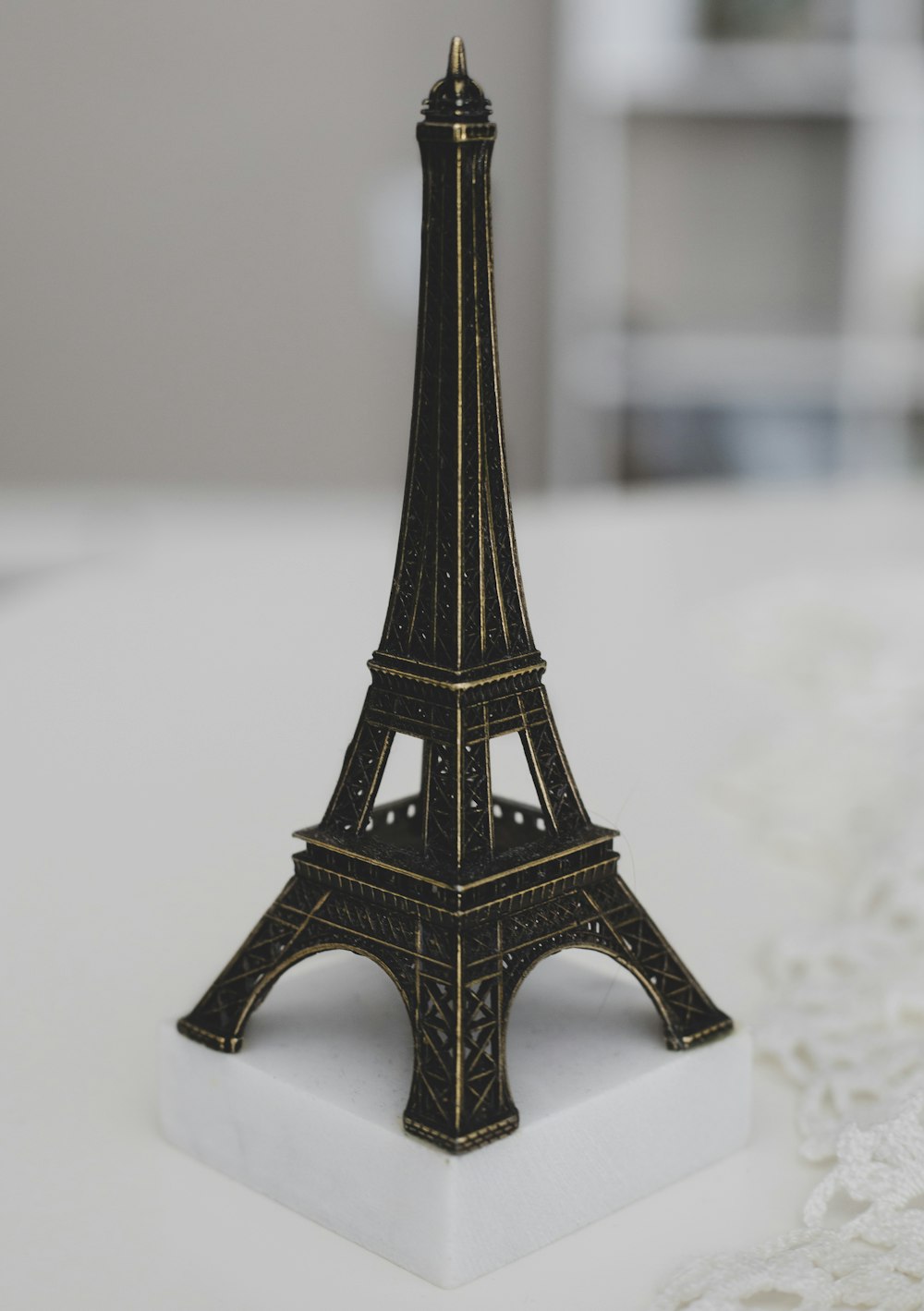 Eiffelturm Miniatur auf weißer Oberfläche