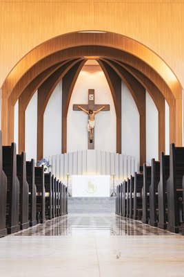 Interior de una iglesia con el crucifijo al fondo