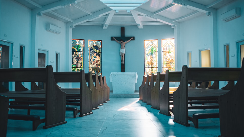 Kirchenbänke aus Holz in der Kirche