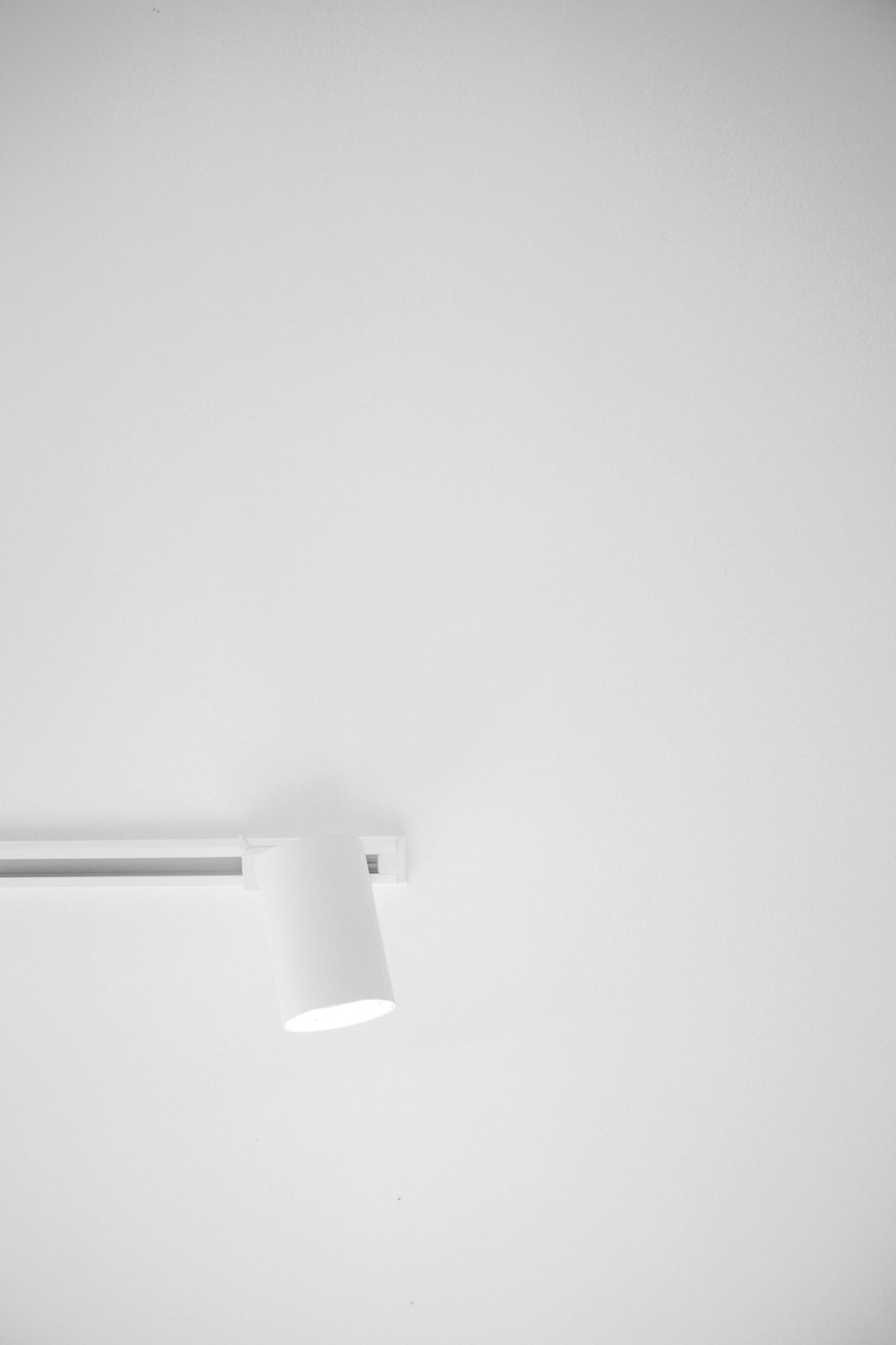 Una foto en blanco y negro de una lámpara de techo