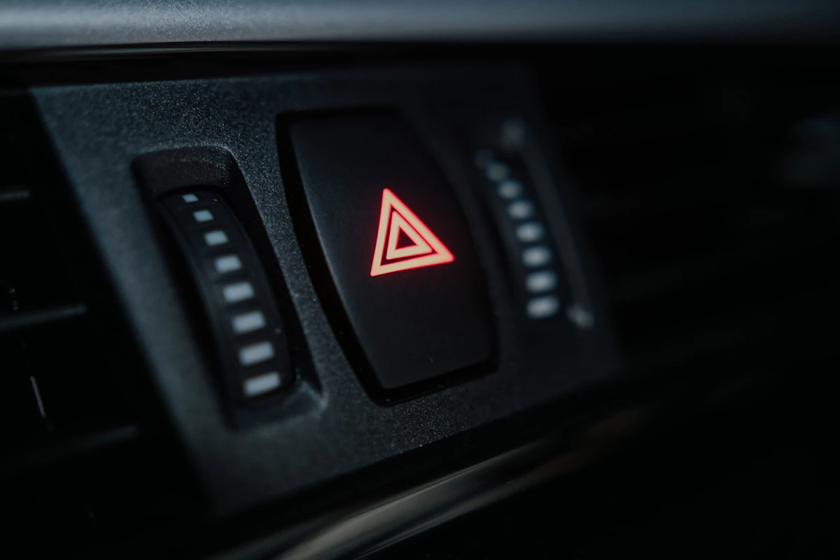 Pantalla de monitor mostrando una alerta de seguridad crítica, enfatizando la urgencia de aplicar parches.