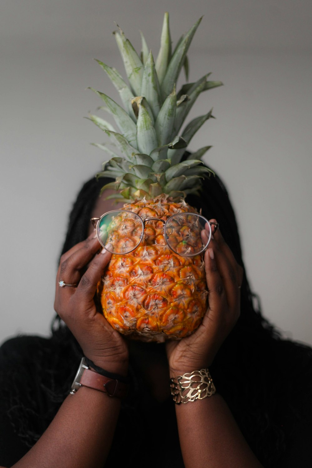 femme tenant de l’ananas
