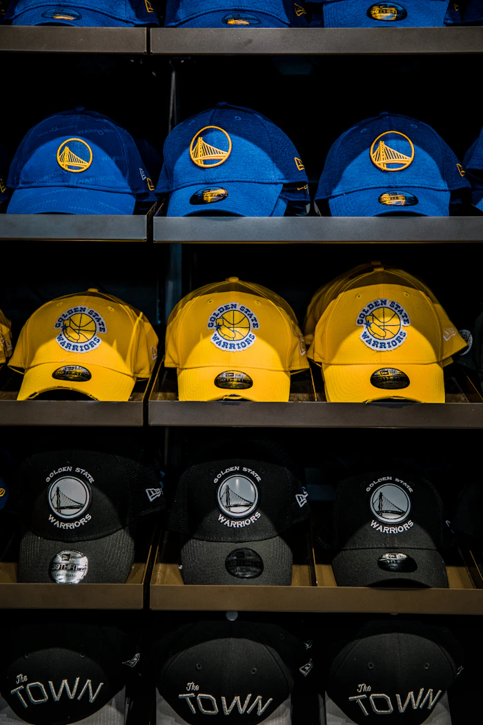 Gorras deportivas sobre repisa
