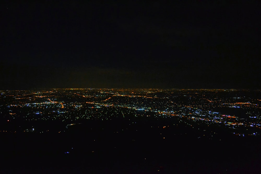 Une vue d’une ville la nuit depuis un avion