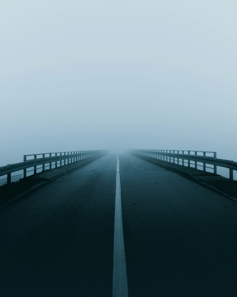 Carretera con niebla