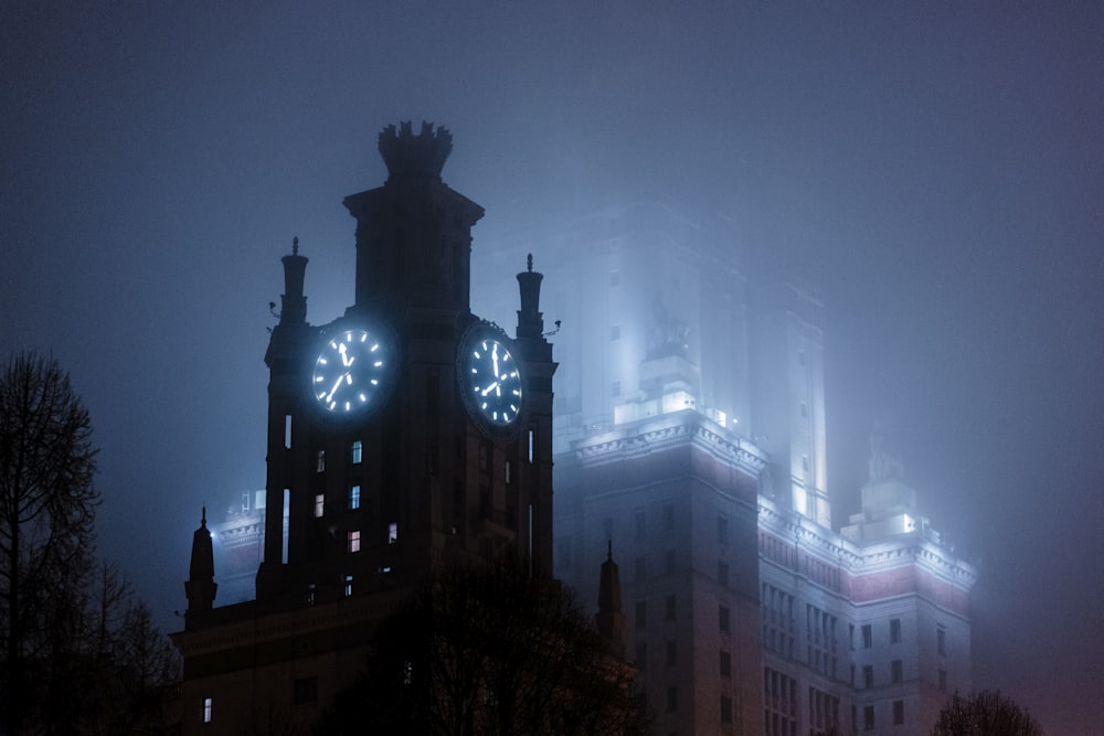 Torre del reloj por la noche