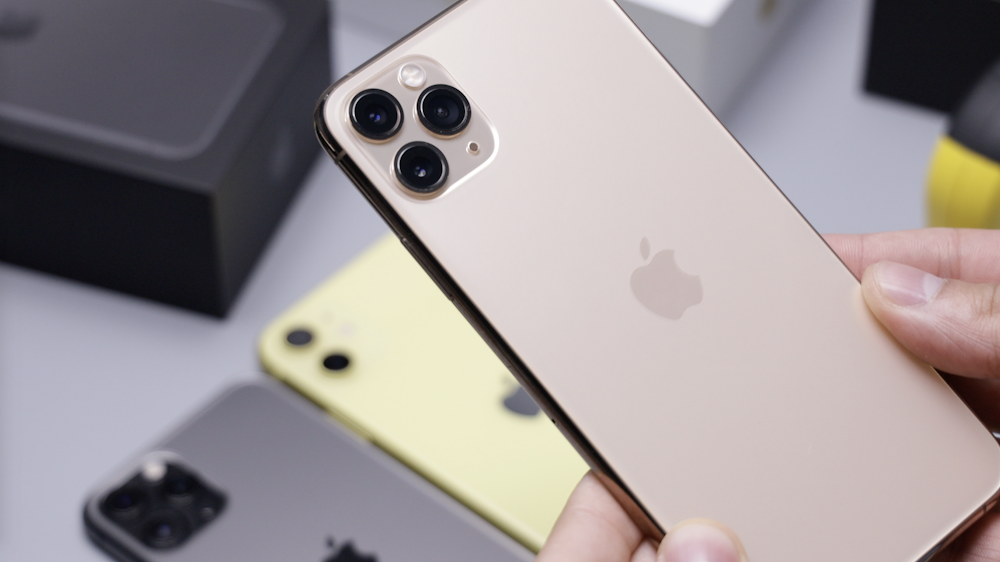 foto de enfoque selectivo del iPhone 11 Pro de oro rosa