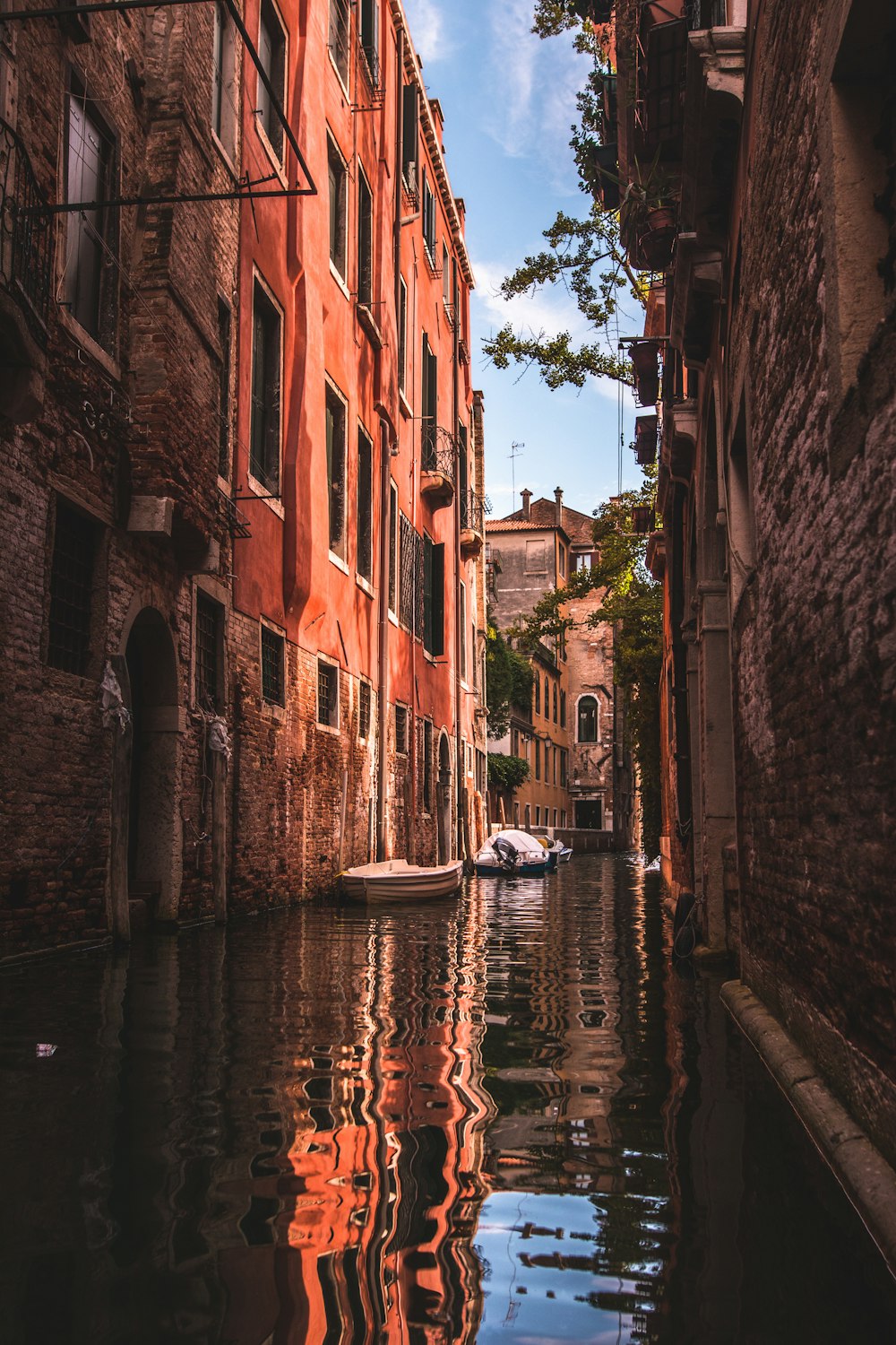 Cuerpo de agua tranquilo entre los edificios