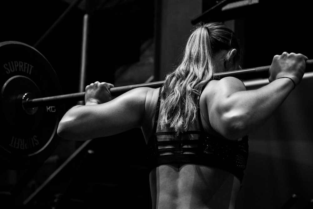 woman lifting barbell