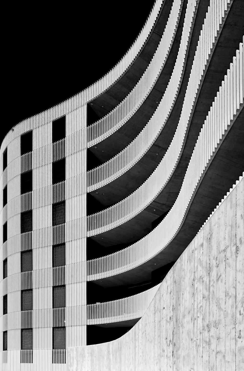 une photo en noir et blanc d’un bâtiment