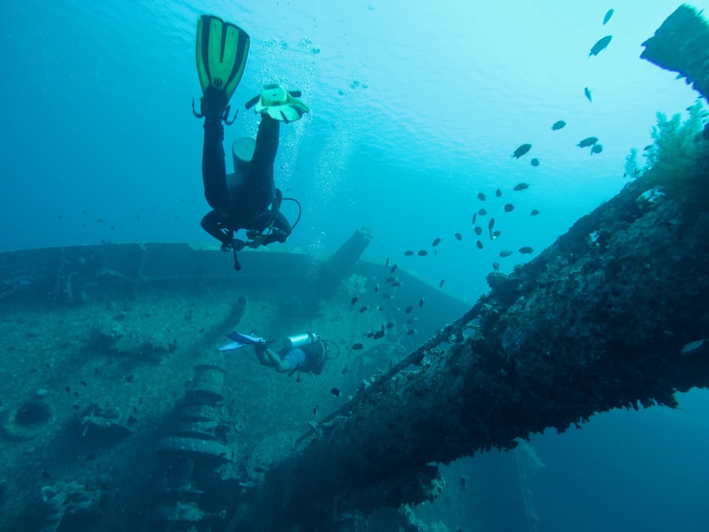 uomo che indossa immersioni subacquee nuotando in acqua