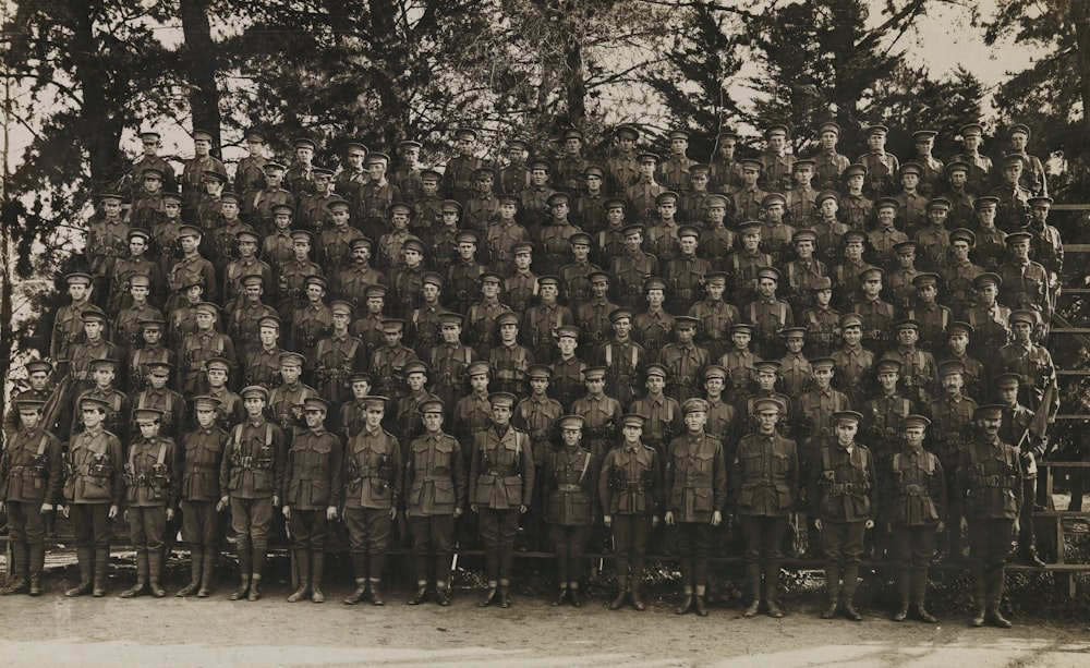 fotografia in scala di grigi dell'immagine di gruppo dell'esercito