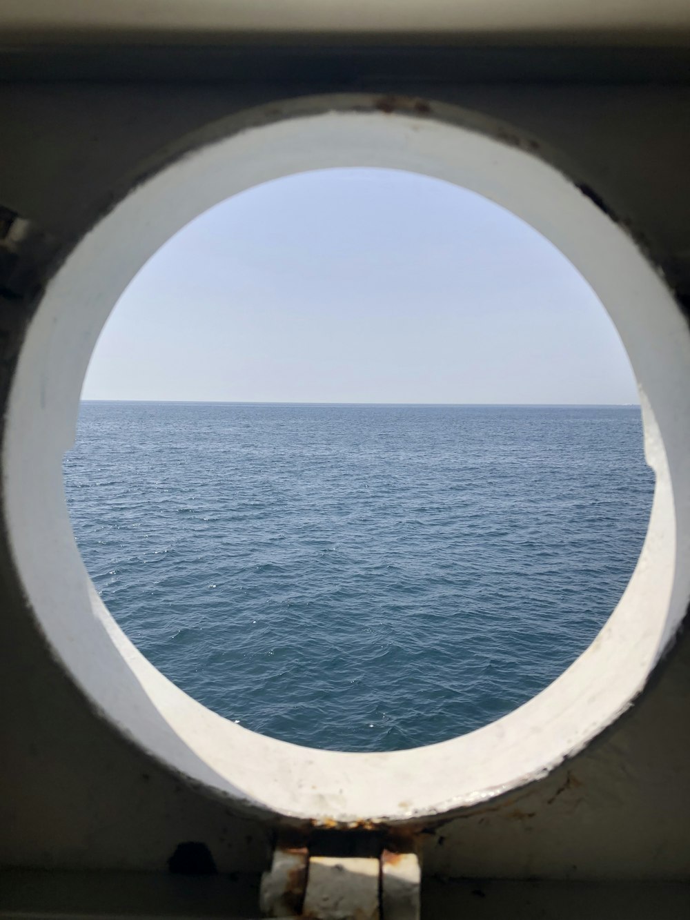 Fenster, das tagsüber das Meer zeigt