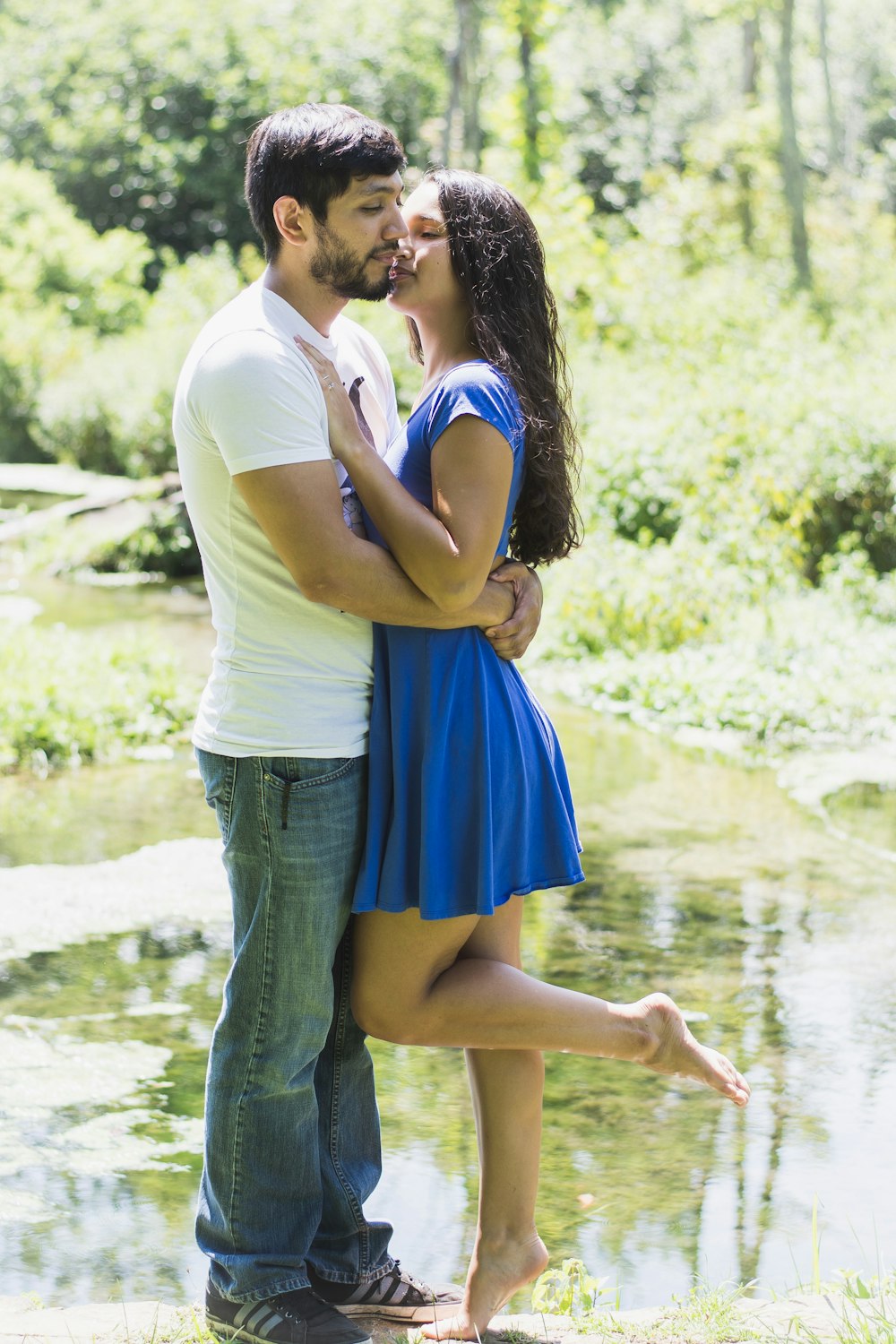 couple kissing photograph