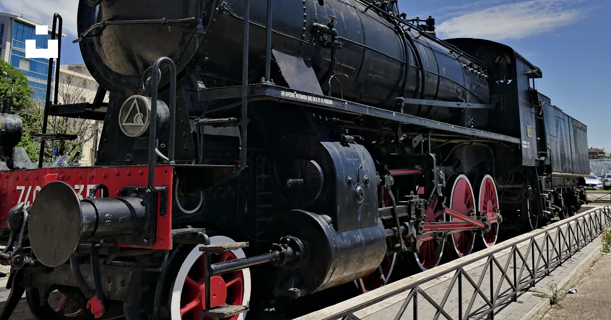 Black train photo – Free Włochy Image on Unsplash