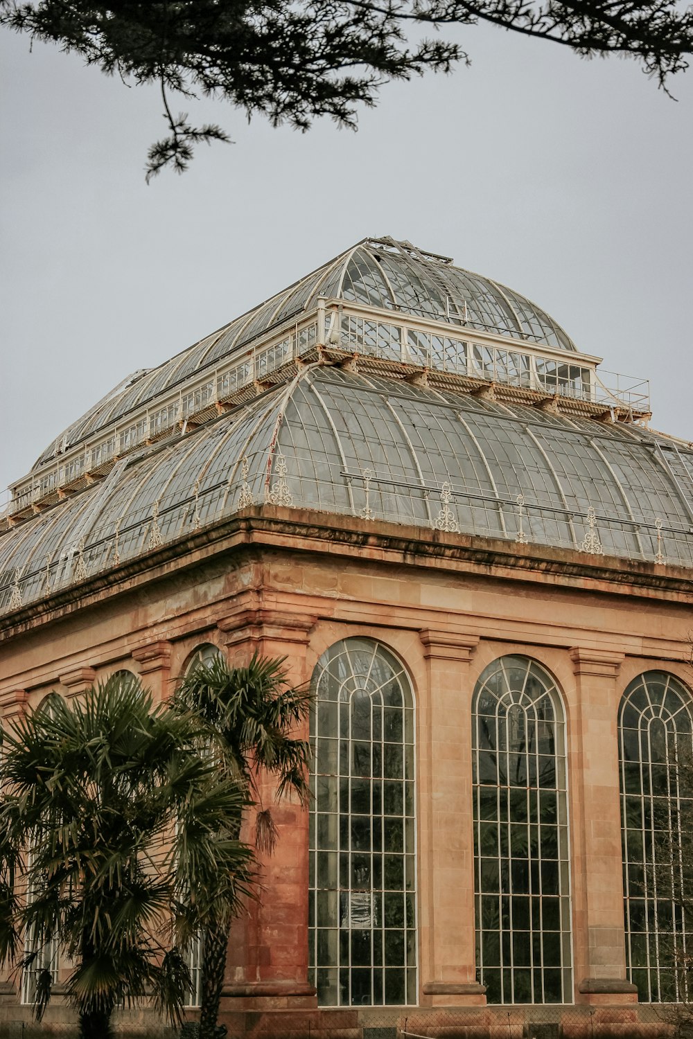 Edificio de hormigón marrón durante el día