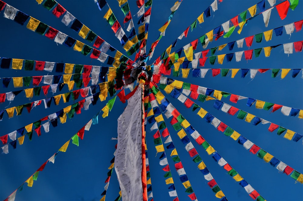 Photographie en contre-plongée de drapeaux fanions multicolores