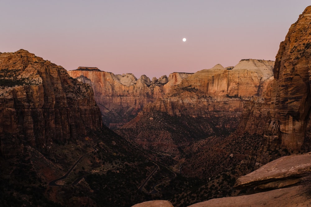 Montañas marrones al atardecer