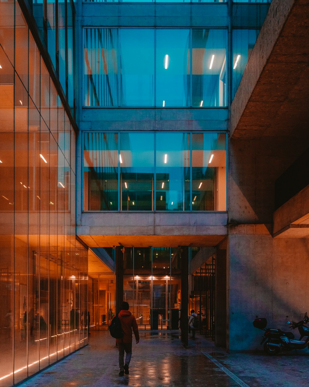 uomo che cammina all'interno dell'edificio