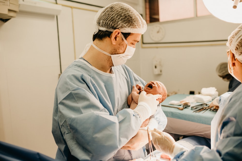 Photo de mise au point superficielle d’une personne portant un bébé