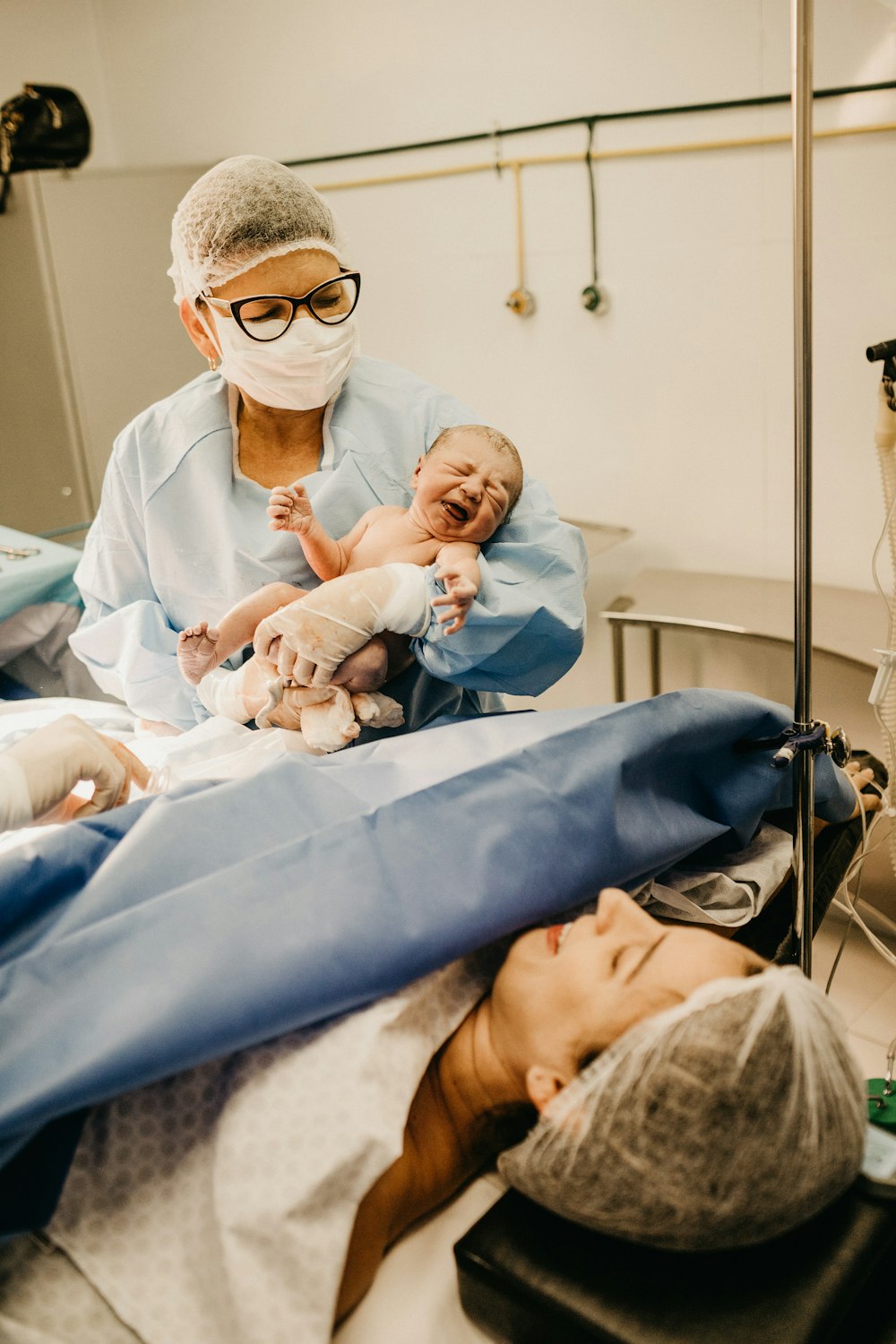 Foto mit flachem Fokus einer Person, die ein Oben-ohne-Baby trägt