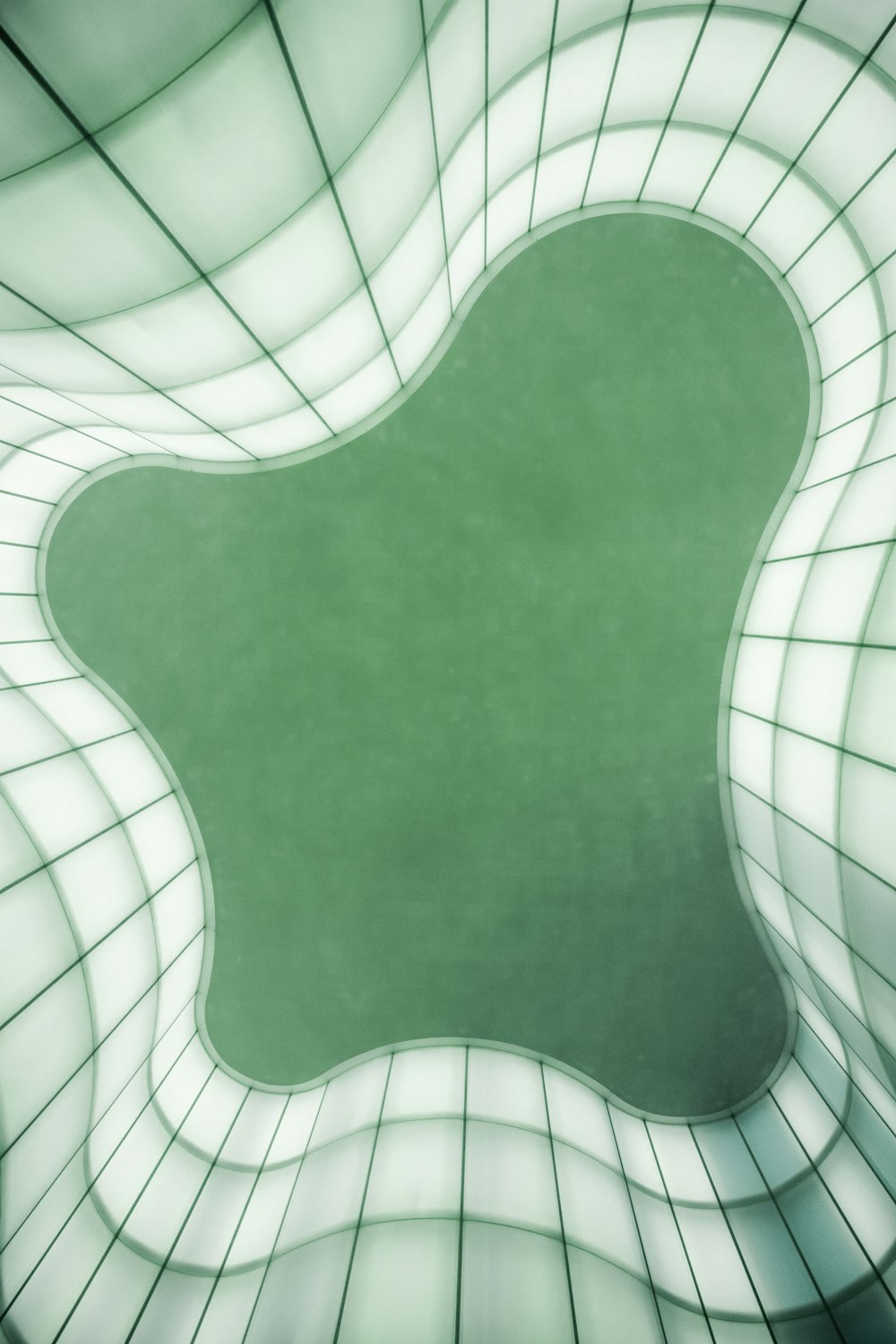 Photographie aérienne d’une piscine verte et blanche