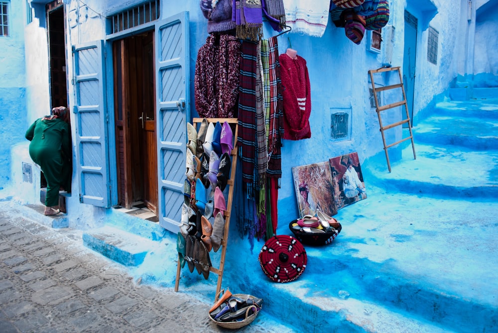 appesi vestiti di vario colore assortito accanto al muro