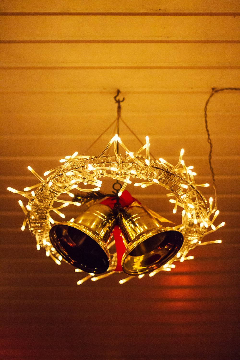 corona de campana de Navidad dorada