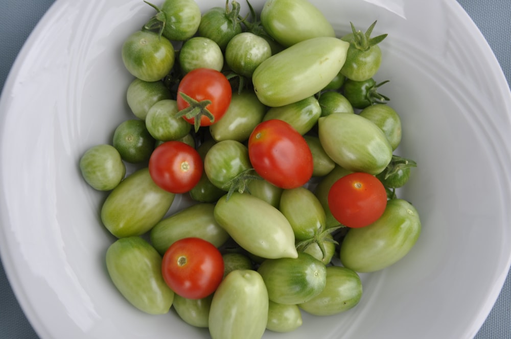 tomates verdes e vermelhos na tigela