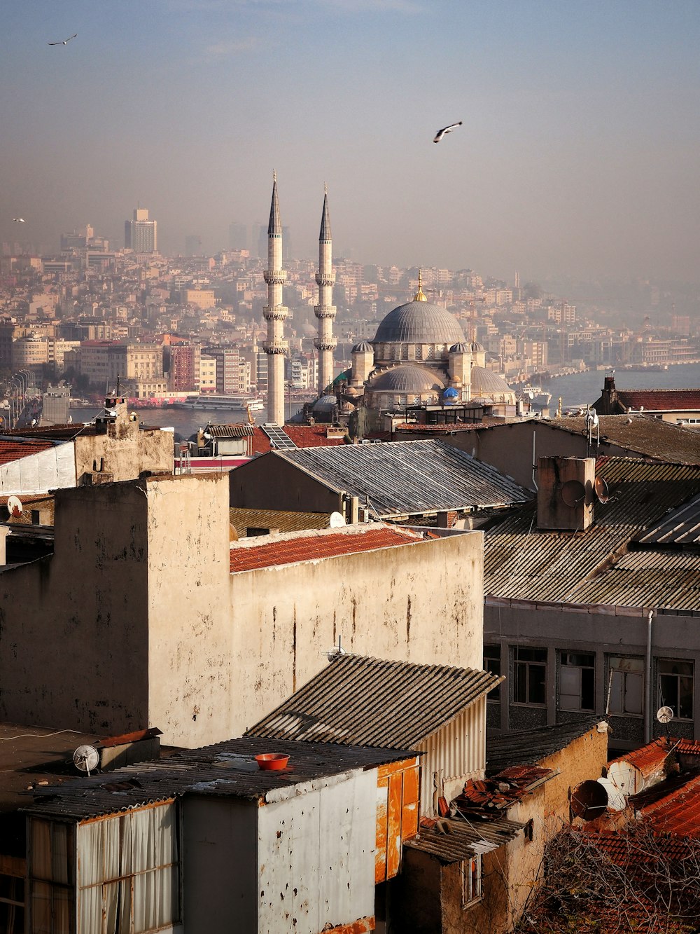Luftaufnahme einer Moschee in der Stadt