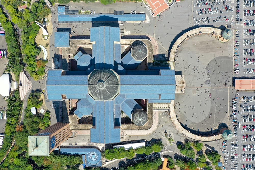 une vue aérienne d’un grand bâtiment bleu