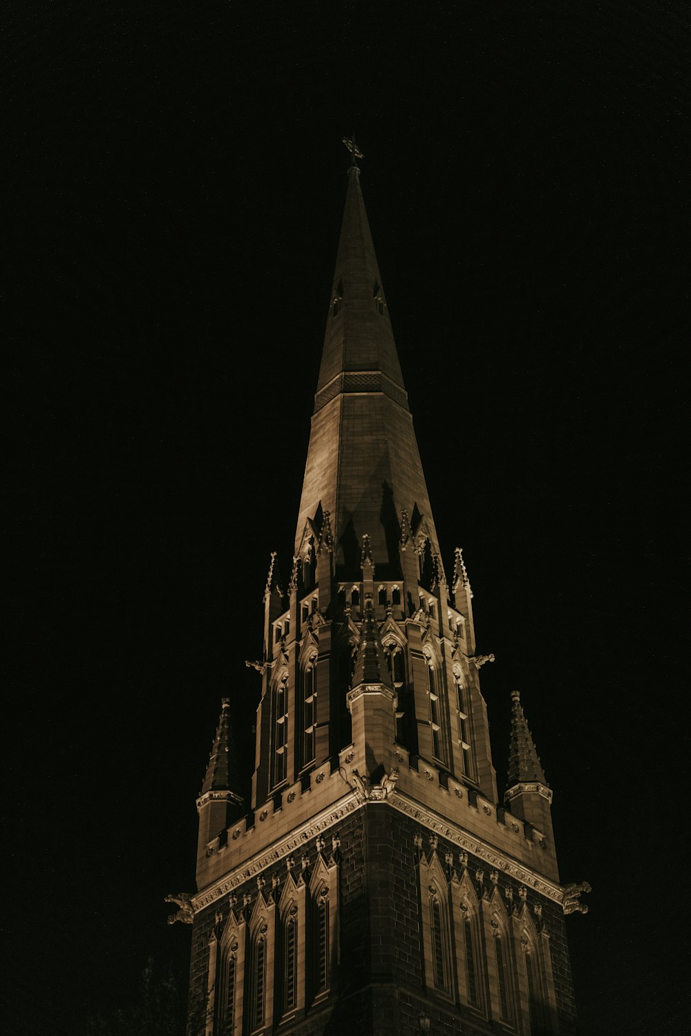 Torre de hormigón gris por la noche