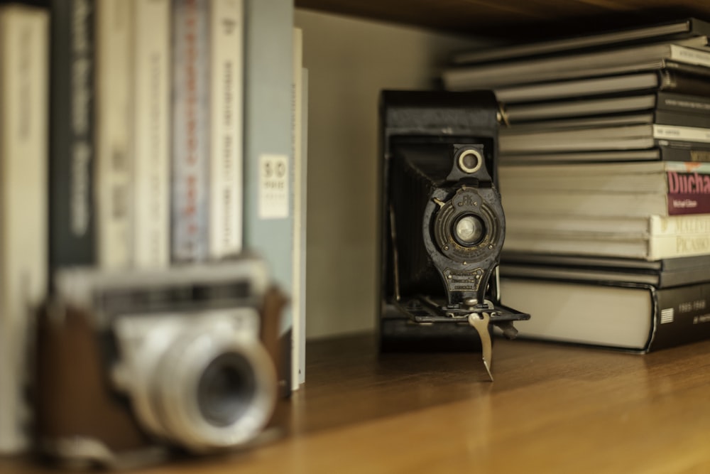 foto a fuoco superficiale della macchina fotografica nera vintage