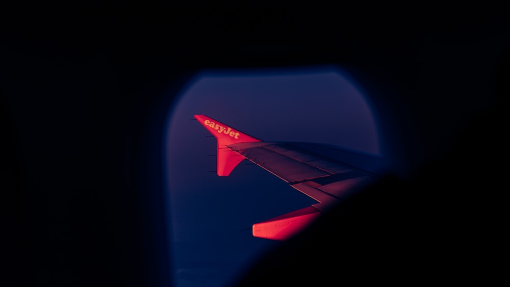 Ein Blick auf den Flügel eines Flugzeugs bei Nacht