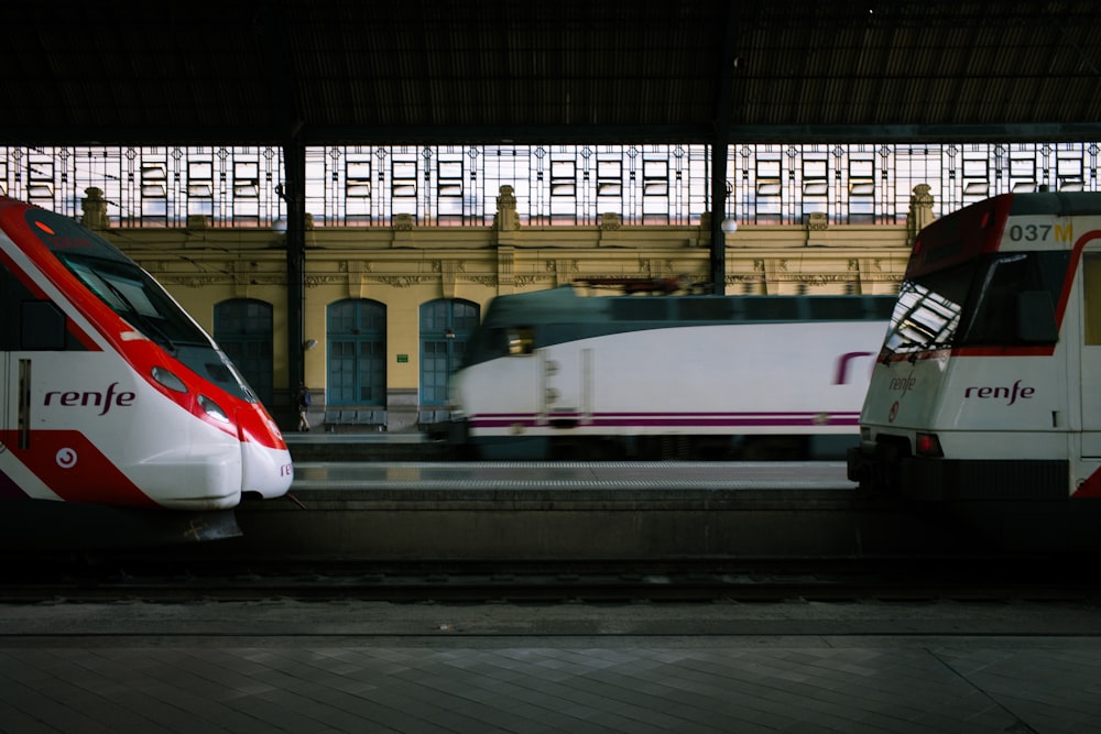 Stazione ferroviaria Renfe bianca e rossa