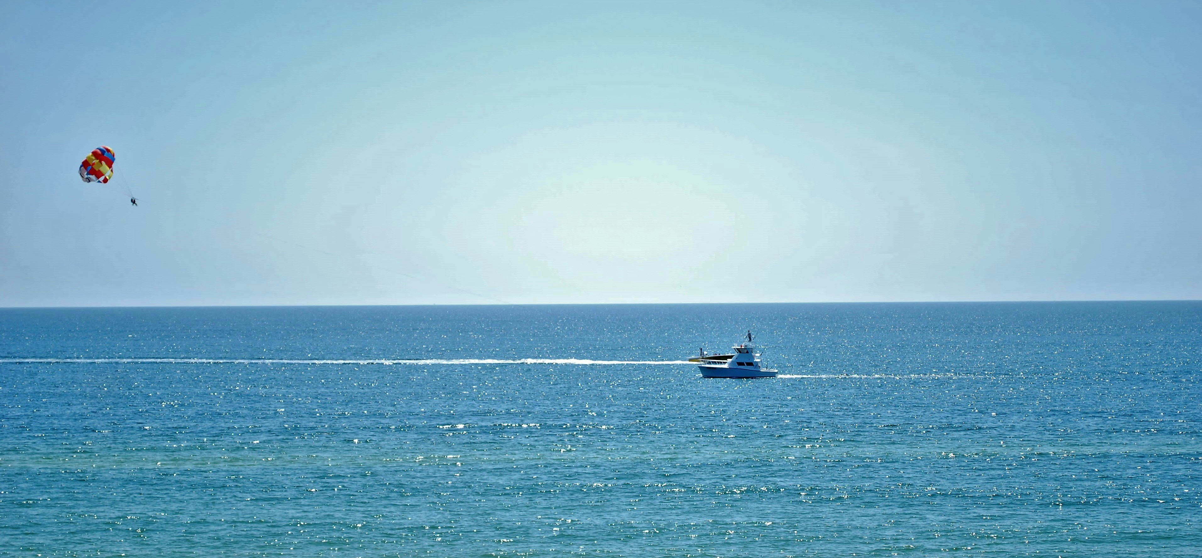 barco branco no oceano