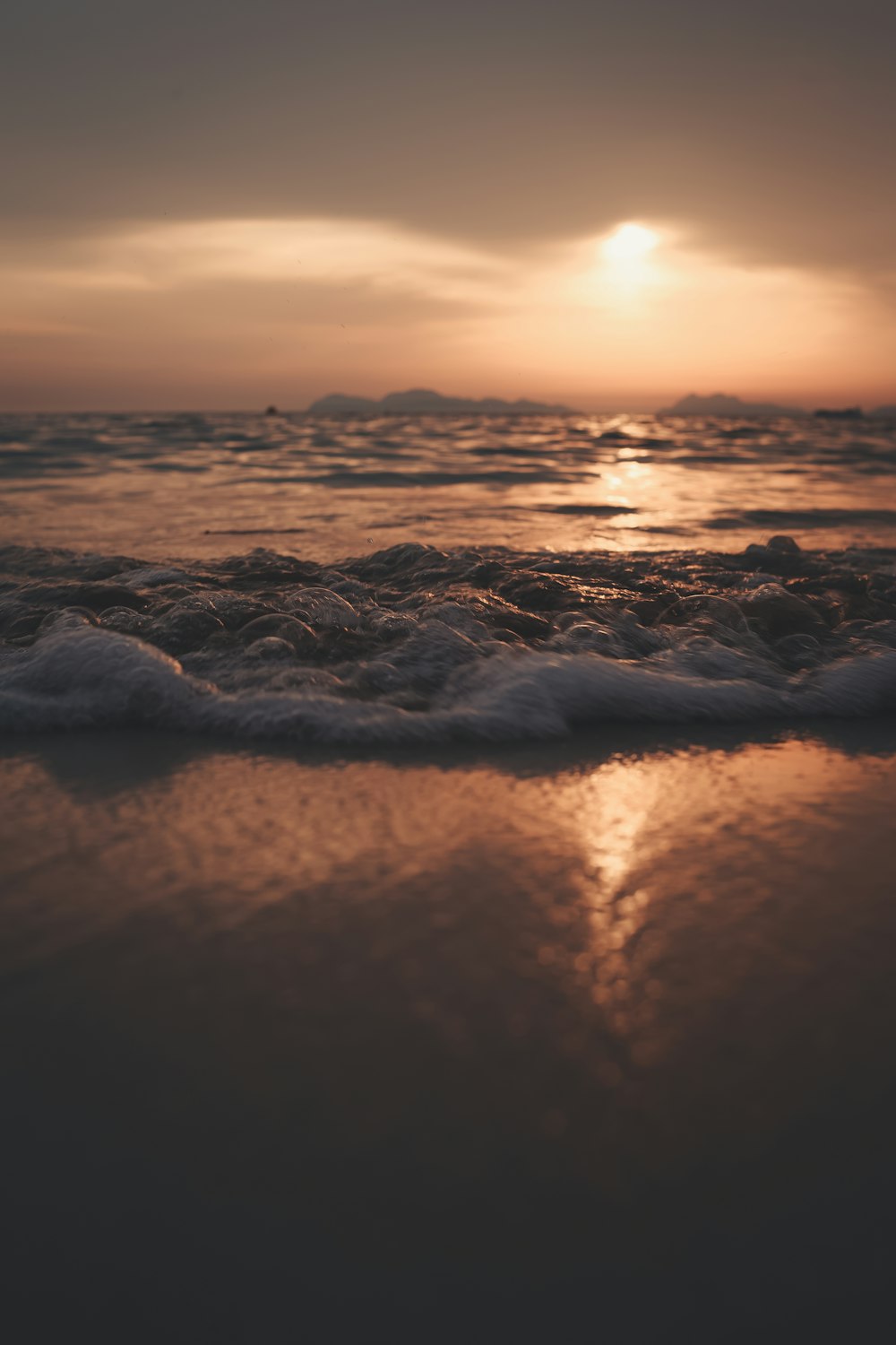 waves crashing on shore during daytime