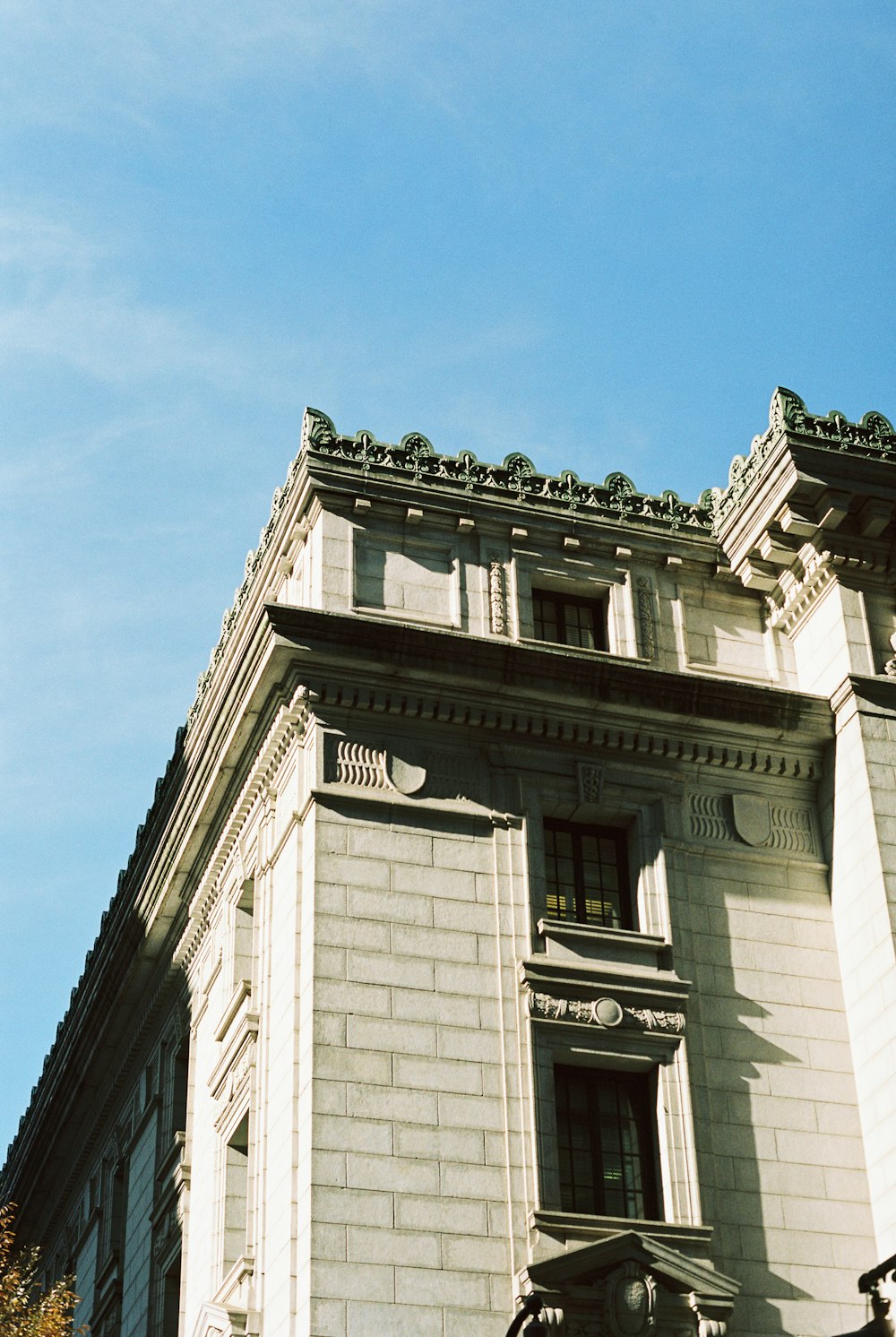 gray concrete building