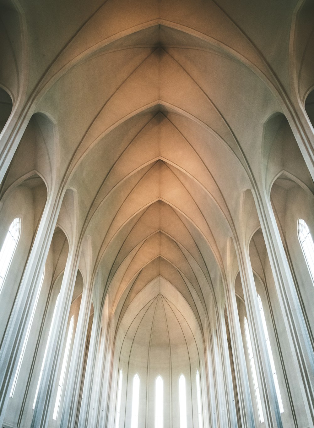콘크리트 건물의 로우 앵글 사진